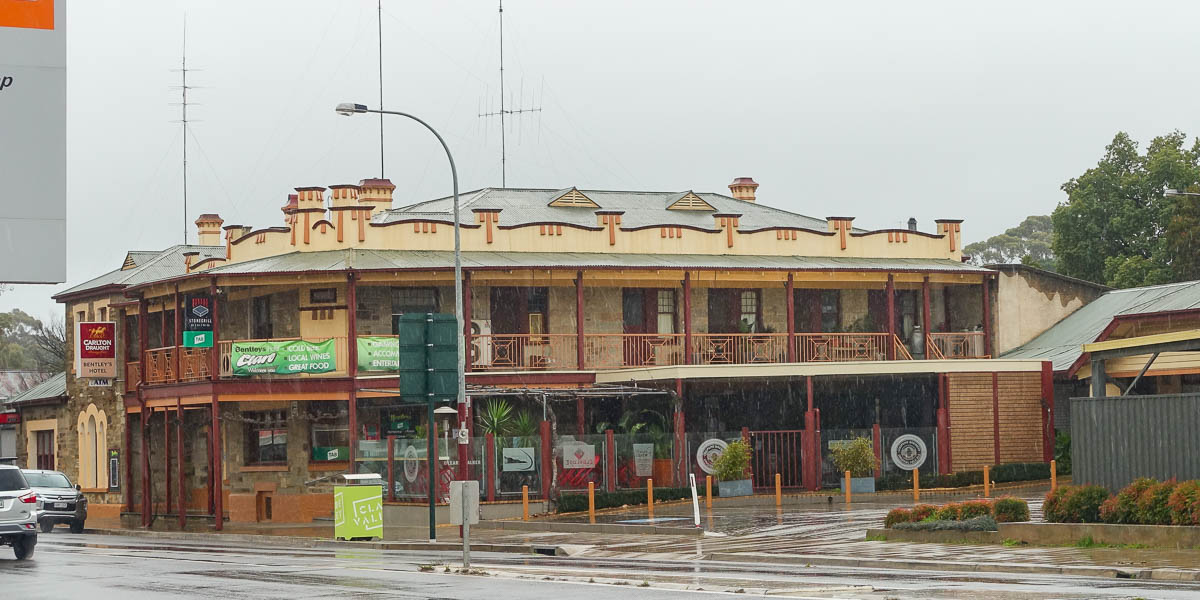 Bentleys Hotel Motel Clare Photo